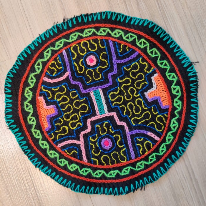 PODSTAWKA POD KUBEK Haft Rękodzieło Sztuka Shipibo Konibo Art Peru 15-16 cm