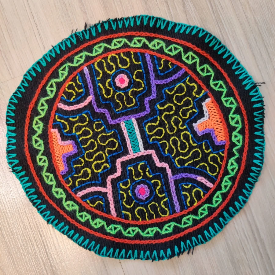 PODSTAWKA POD KUBEK Haft Rękodzieło Sztuka Shipibo Konibo Art Peru 15-16 cm
