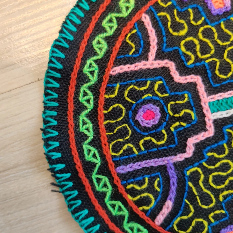 PODSTAWKA POD KUBEK Haft Rękodzieło Sztuka Shipibo Konibo Art Peru 15-16 cm