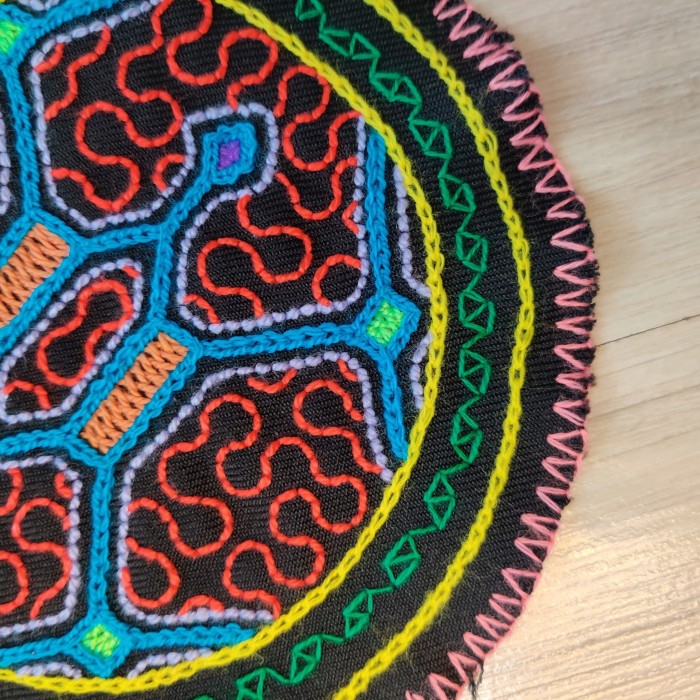 PODSTAWKA POD KUBEK Haft Rękodzieło Sztuka Shipibo Konibo Art Peru 15-16 cm