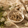 Suszony korzeń African Dream Root (Silene capensis) w drewnianej miseczce z Południowej Afryki
