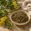 Suszone ziele Tagetes lucida z Meksyku w drewnianej miseczce