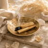Podstawka pod Palo Santo i białą szałwię podczas rytuału okadzania
