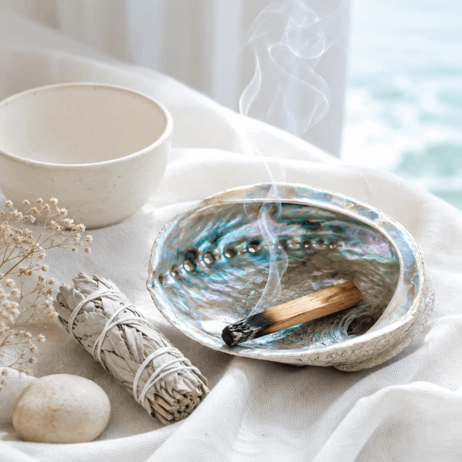 Muszla Abalone podczas rytuału okadzania z Palo Santo