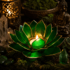 Zielony świecznik Lotus z zapaloną świeczką tealight