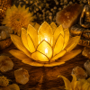 Żółty świecznik Lotus z zapaloną świeczką tealight