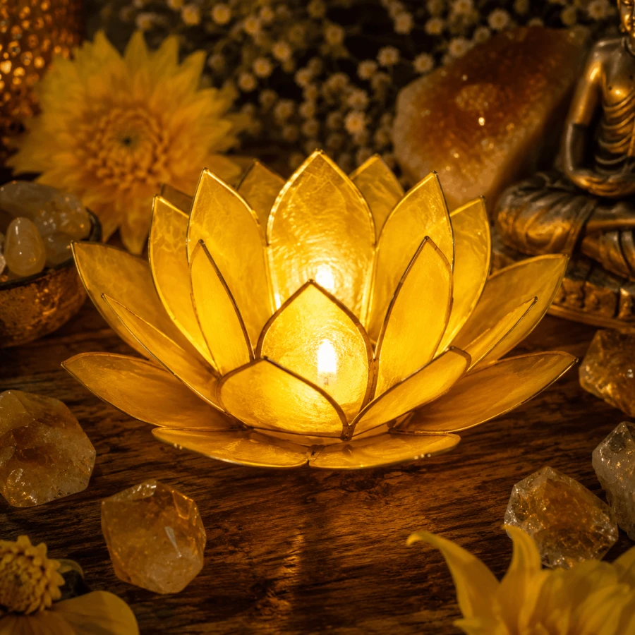 Żółty świecznik Lotus z zapaloną świeczką tealight