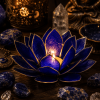 Indygo świecznik Lotus z zapaloną świeczką tealight