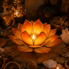 Cieniowany pomarańczowy świecznik Lotus z zapaloną świeczką tealight