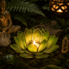 Cieniowany zielony świecznik Lotus z zapaloną świeczką tealight