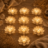 Białe świeczniki Lotus z zapalonymi świeczkami tealight