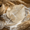 Elegancki bambusowy wachlarz boho w naturalnej aranżacji