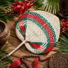 Czerwono-zielony bambusowy wachlarz boho w naturalnej aranżacji