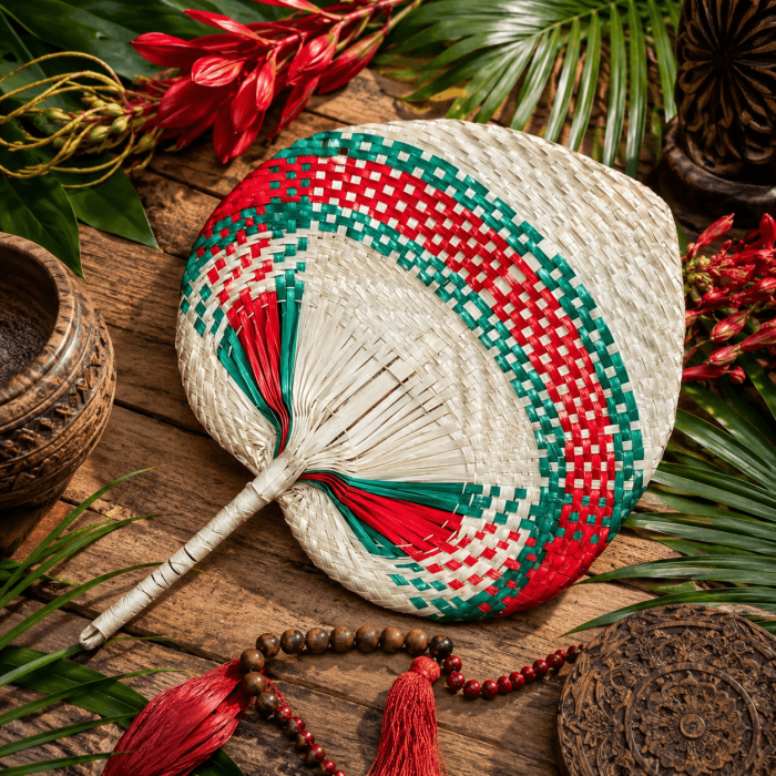 Czerwono-zielony bambusowy wachlarz boho w naturalnej aranżacji