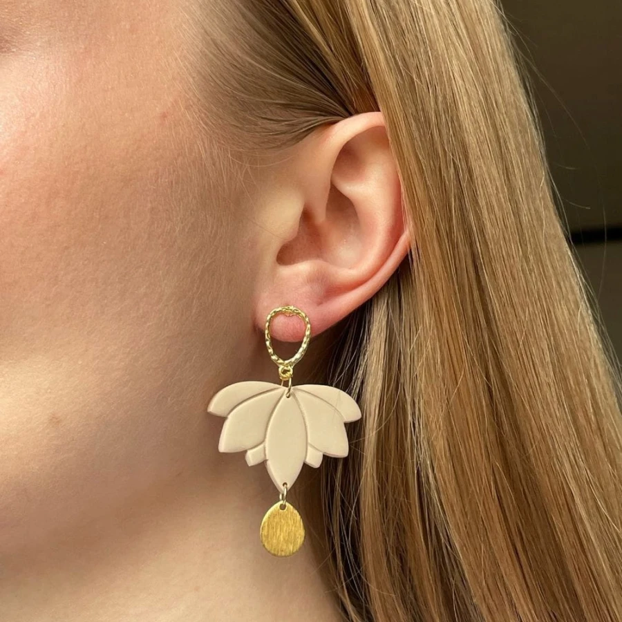 Kolczyki Złote Beżowe Beige Boho Kwiat Lotosu Wiszące Glina Polimerowa