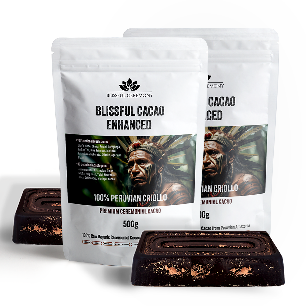 Blissful Cacao Enhanced - ceremonialne kakao 100% Peruvian Criollo z adaptogenami i grzybami funkcjonalnymi, obok opakowania kakao w formie sztabki.