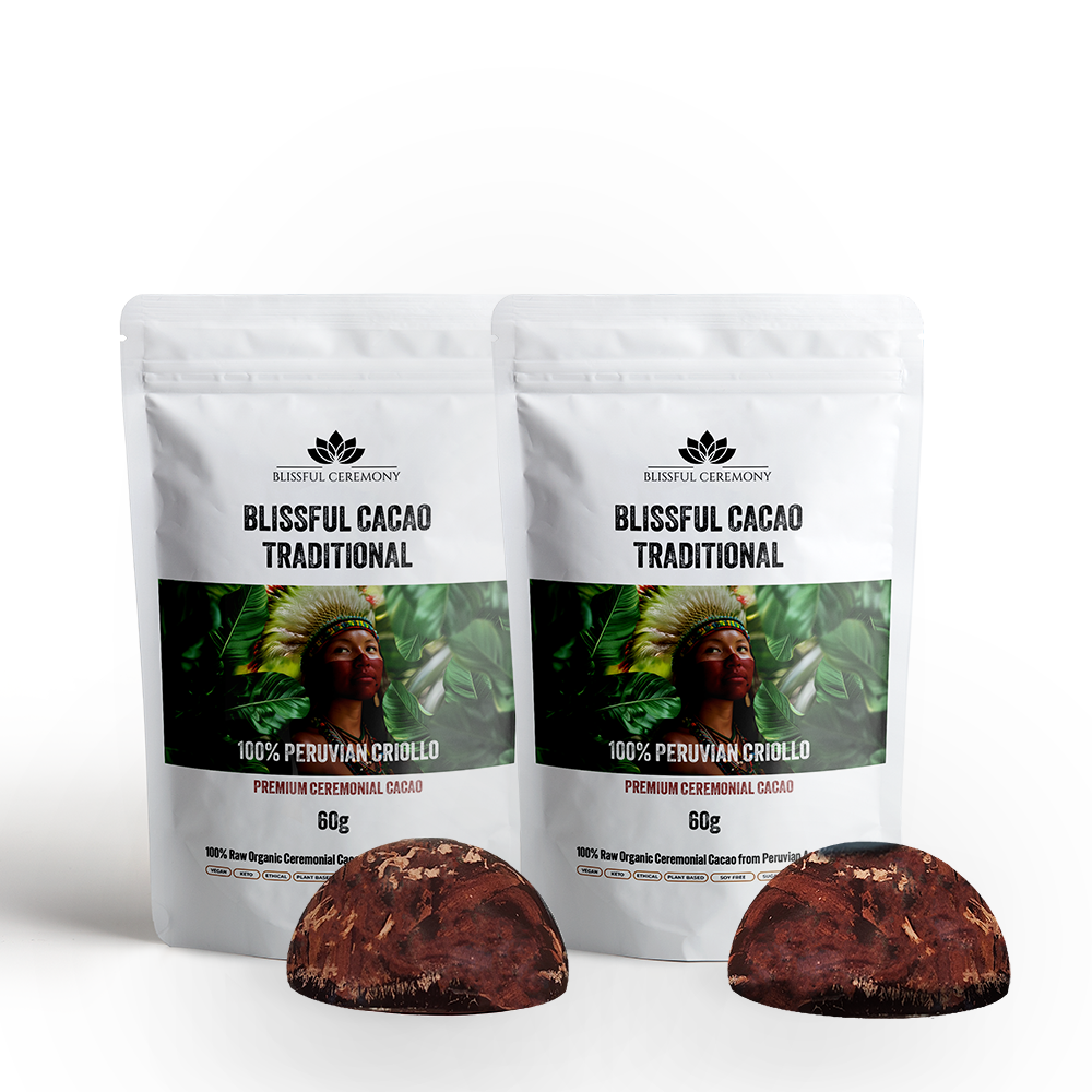 Blissful Cacao Traditional - ceremonialne kakao 100% Peruvian Criollo w opakowaniu, obok kakao w formie półkuli.