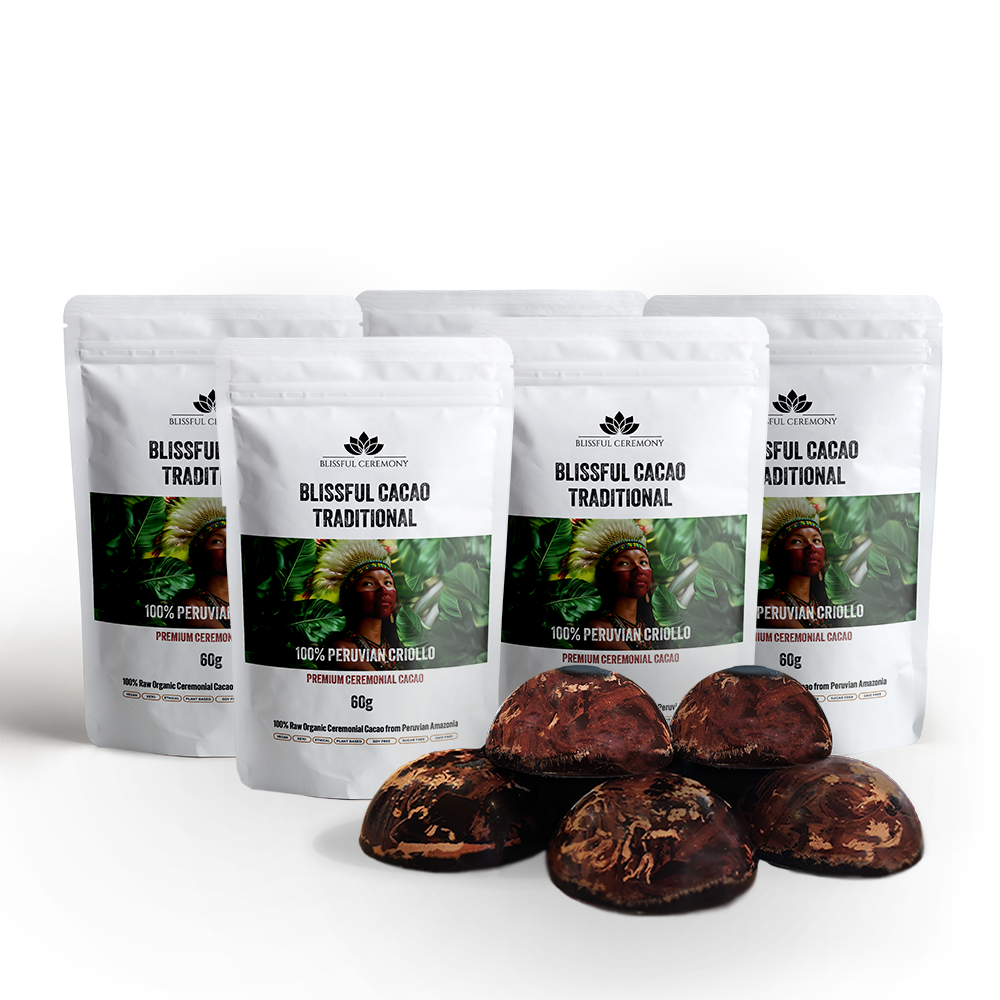 Blissful Cacao Traditional - ceremonialne kakao 100% Peruvian Criollo w opakowaniu, obok kakao w formie półkuli.