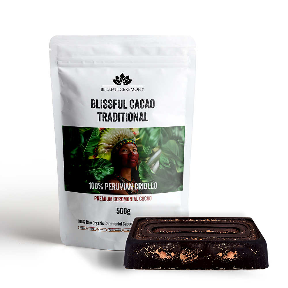 Blissful Cacao Traditional - ceremonialne kakao 100% Peruvian Criollo w opakowaniu, obok kakao w formie sztabki.